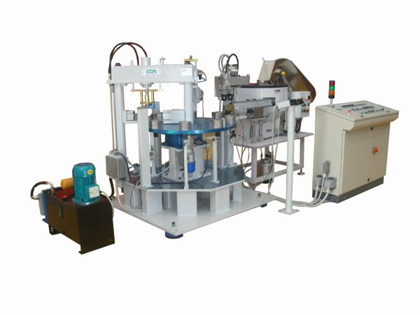 Macchina per montaggi a stazioni